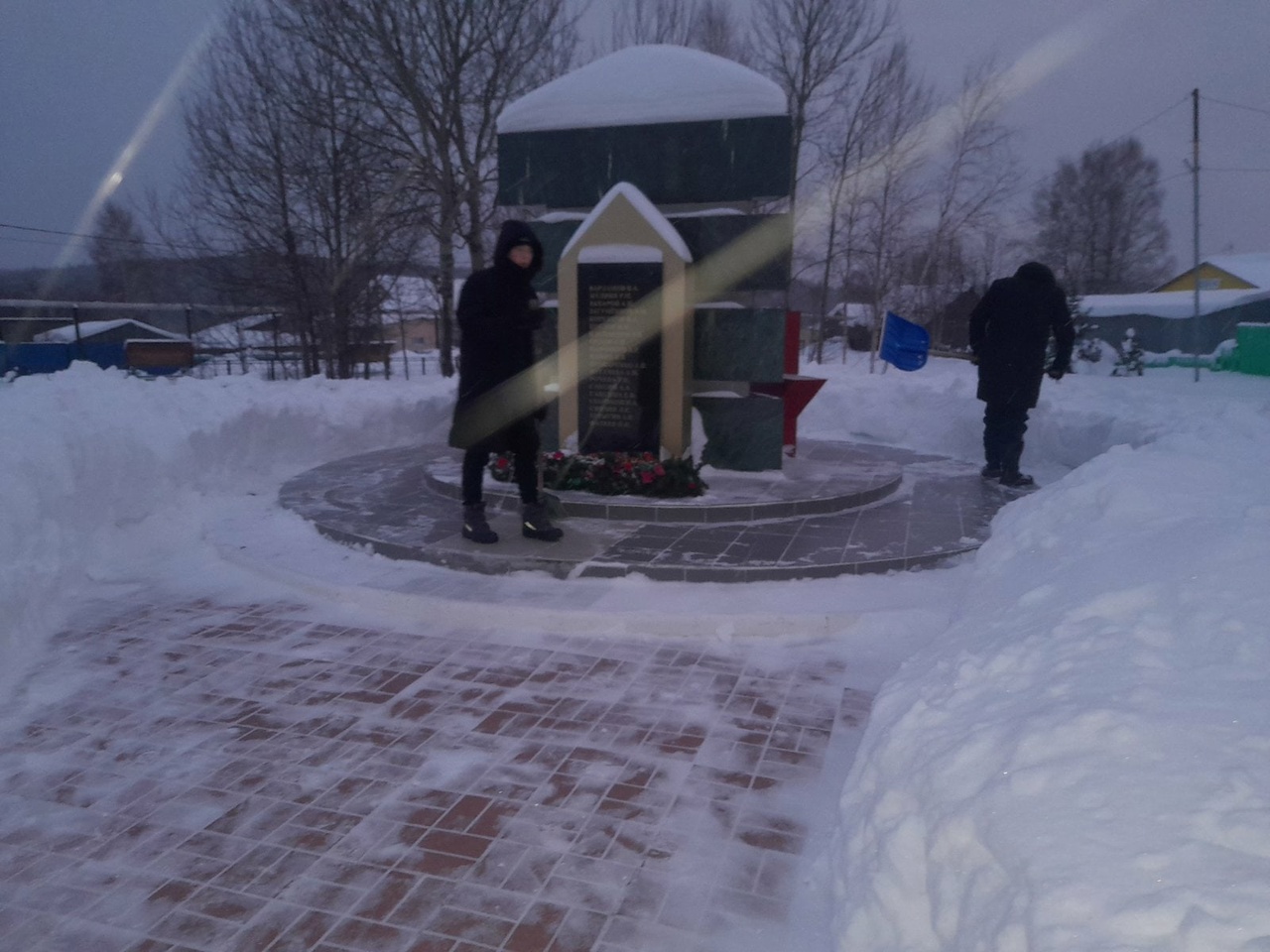 Волонтерская акция по расчистке снега.